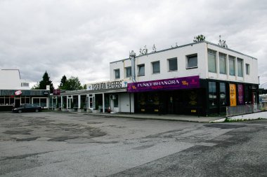 Reykjavik, İzlanda - 12 Temmuz 2025: Reykjavik, İzlanda 'da dükkanları olan ticaret binası, önemli yerler ve işletmeler sergileniyor.