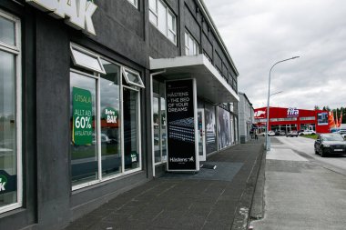 Reykjavik, İzlanda - 12 Temmuz 2025: Reykjavik İzlanda 'da kentsel cadde Hstens' in dış ürünlerini ve reklam vitrinlerini gösteriyor