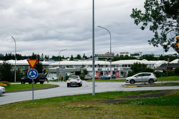 Reykjavik, İzlanda - 12 Temmuz 2025: Reykjavik, İzlanda 'da şehir trafiği ve banliyö kentsel manzarası.