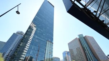 Varşova, Polonya - 2 Temmuz 2025: Polonya 'nın Varşova şehir merkezinde çağdaş kentsel mimari ve hareketli sokak faaliyetlerine geniş bir bakış açısı.