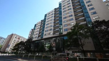 Varşova, Polonya - 2 Temmuz 2025: Polonya 'nın Varşova şehrinde balkonları ve ağaçları olan modern mimari bina.