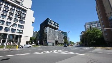 Varşova, Polonya - 02 Temmuz 2025: Polonya 'nın Varşova kentindeki hareketli cadde, CCPIT mimarisi ve açık gökyüzü altında hareket eden araçlar. Çin Uluslararası Ticareti Destekleme Konseyi