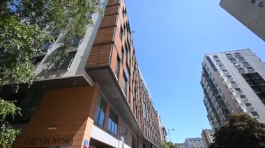 Varşova, Polonya - 2 Temmuz 2025: Varşova, Polonya 'da modern ve geleneksel mimari sergilenen canlı kent Grzybowska manzarası.