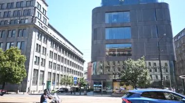 Varşova, Polonya - 02 Temmuz 2025: Dinamik sokak görüntüsü Louis Vuitton mağaza binasını, geçen araçları ve Polonya 'nın Varşova kentindeki insanları gösteriyor.