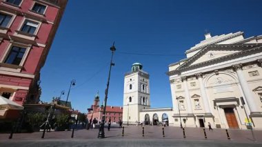 Varşova, Polonya - 02 Temmuz 2025: Varşova, Polonya 'da tarihi kent meydanı, insanlarla dolup taşıyor. St. Anne Kilisesi