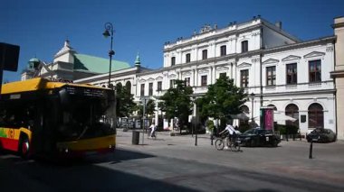 Varşova, Polonya - 2 Temmuz 2025: Tarihi mimari, hareketli sokaklar ve Varşova 'da çağdaş toplu taşımacılık içeren şehir sahnesi.