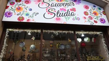 Varşova, Polonya - 2 Temmuz 2025: Varşova 'da çeşitli Polonya sanat ve zanaatlarının sergilendiği bir hediyelik eşya atölyesinin büyüleyici vitrinleri.