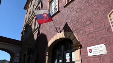 Varşova, Polonya - 02 Temmuz 2025: Slovakya Enstitüsü 'nün bayrağı güneşli Varşova, Polonya.