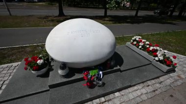 Polonya 'nın Varşova şehrinde Papa 2. John Paul' un vefatının anısına yapılan resmi bir anıt..