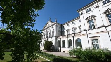 Polonya 'nın Varşova şehrinde yemyeşil bahçelerle çevrili tarihi bir sarayın görkemli güzelliğini görün. Cumhuriyet Sarayı.