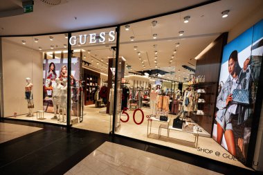 Varşova, Polonya - 02 Temmuz 2025: Polonya 'nın Varşova kentinde modern kıyafetleri vurgulayan bir moda mağazası.