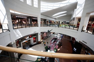 Varşova, Polonya - 02 Temmuz 2025: Varşova, Polonya 'da mağazaları ve ziyaretçileri olan parlak bir Westfield Arkadia alışveriş merkezi