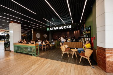 Varşova, Polonya - 2 Temmuz 2025 Varşova, Polonya 'da Starbucks Kafe' si.