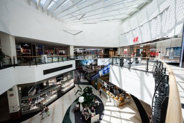 Varşova, Polonya - 02 Temmuz 2025: Geniş Westfield Arkadia alışveriş merkezi modern tasarım, popüler mağazalar ve Varşova 'da doğal ışıklandırma. 