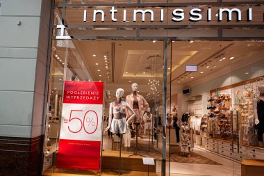 Varşova, Polonya - 2 Temmuz 2025: İç çamaşırı satan bir perakende mağazası ve vitrin mankenleri sergilenen bir satış tanıtımı.