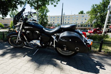 Varşova, Polonya - 02 Temmuz 2025 Varşova 'da bir ağacın altında park edilmiş klasik siyah Honda Shadow Aero motosikleti.