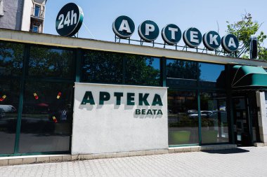 Varşova, Polonya - 02 Temmuz 2025: Polonya 'nın Varşova kentindeki Beata eczanesinin 24 saatlik hizmet tabelasıyla dışı