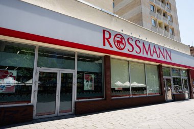 Varşova, Polonya - 02 Temmuz 2025: Rossmann mağaza girişi Polonya 'nın başkenti Varşova' da yer almaktadır..