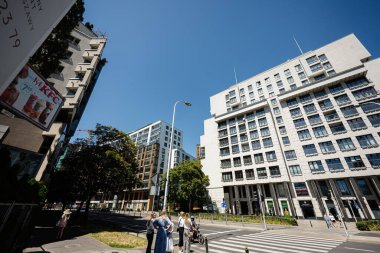 Varşova, Polonya - 2 Temmuz 2025: Polonya 'nın Varşova kentindeki modern ofis binaları ve yayalar