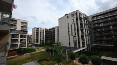 Krakow, Polonya - 08 Temmuz 2025: Krakow 'da bulutlu gökyüzünün altındaki manzaralı bölgelerle çevrili çağdaş apartman mimarisi.