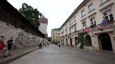 Krakow, Polonya - 08 Temmuz 2025: Polonya 'nın tarihi Krakow kentindeki canlı sokak sahnesi, yayalar eski şehrin canlı atmosferini keşfediyor.
