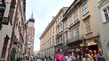 Krakow, Polonya - 08 Temmuz 2025: Günlük yaşamı ve Polonya 'nın Krakow kentindeki güzel tarihi mimariyi yakalayan hareketli sokak sahnesi.