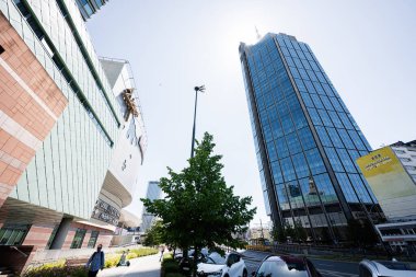 Varşova, Polonya - 2 Temmuz 2025: Yansıtıcı pencereli ve Polonya 'nın Varşova kentsel sokaklı modern binalar