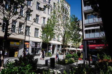 Varşova, Polonya - 02 Temmuz 2025: Büyüleyici Varşova sokak manzarası binalar, ağaçlar ve canlı manzaralı insanlar