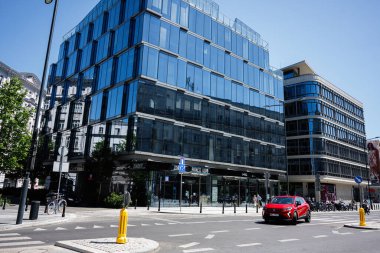 Varşova, Polonya - 02 Temmuz 2025: Polonya 'nın orta kesiminde cam cepheli çağdaş mimari.