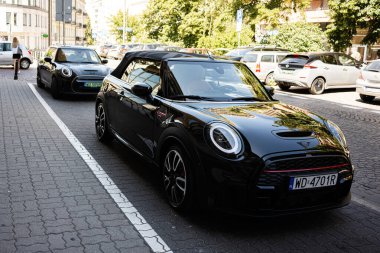 Varşova, Polonya - 02 Temmuz 2025: Polonya 'nın Varşova şehrinde bir kaldırım taşı caddesinde Mini Cooper' ın siyah arabasının yakın görüntüsü