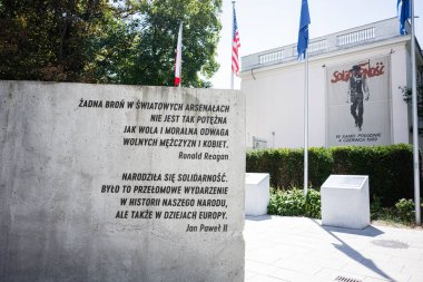 Varşova, Polonya - 02 Temmuz 2025: Varşova 'da, bayraklarla çevrili dayanışma, tarih ve özgürlüğü simgeleyen bir anıt.