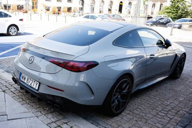 Varşova, Polonya - 2 Temmuz 2025: Modern gümüş renkli Mercedes Benz CLE 53 AMG araba Varşova, Polonya 'da bir kaldırım taşı caddesinde yakalandı.