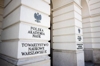 Varşova, Polonya - 2 Temmuz 2025: Polonya 'nın Varşova kentindeki Polska Akademi Nauk binasının mimari ayrıntıları