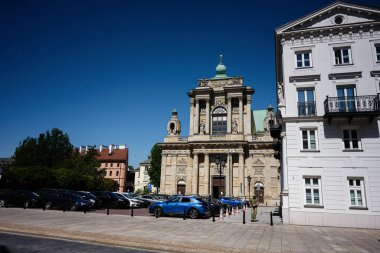 Varşova, Polonya - 02 Temmuz 2025: Varşova sokak manzarası Carmelite Kilisesi tarihi binaları ve açık mavi gökyüzü