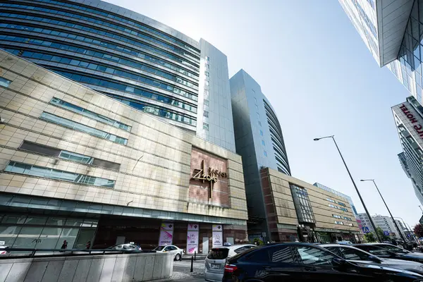 Varşova, Polonya - 2 Temmuz 2025: Geniş alışveriş ve iş merkezi Zlote Tarasy ile Polonya 'nın Varşova kentinde çağdaş mimari