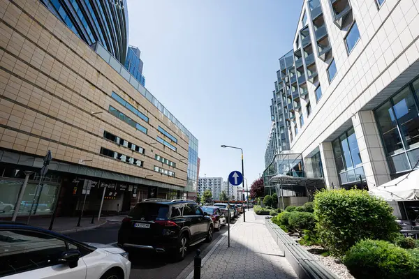 Varşova, Polonya - 2 Temmuz 2025: Varşova, Polonya 'da araçları ve kentsel çevresi olan çağdaş mimari cadde.