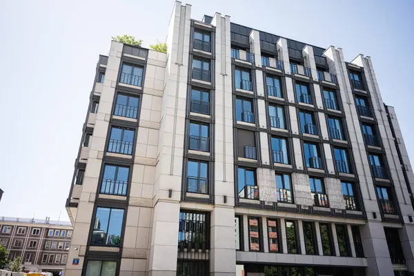 Varşova, Polonya - 02 Temmuz 2025: Modern mimari ve kentsel yapıların sergilendiği Varşova, Polonya 'daki çağdaş konut binası