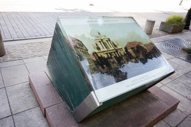 Varşova, Polonya - 2 Temmuz 2025: Varşova 'nın tarihi Carmelite kilisesinin detaylı kentsel ve mimari yansımalarının sergilendiği cam anıt. Bernardo Bellotto Canaletto. 