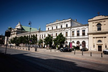 Varşova, Polonya - 2 Temmuz 2025: Polonya 'nın başkenti Varşova' da güneşli gökyüzünün altında tarihi yapılar the Süslese Obywatelska Palace hattı. Kaynak Derneği. 