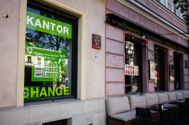 Varşova, Polonya - 02 Temmuz 2025: Varşova, Polonya 'da bir kafenin yanındaki döviz bürosu