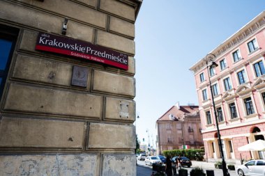 Varşova, Polonya - 02 Temmuz 2025: Kentsel Varşova sokak manzarası Krakowskie Przedmiecie tabelası ve tarihi şehir mimarisi