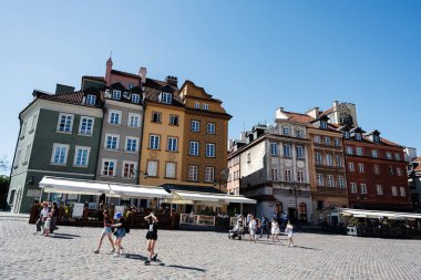 Varşova, Polonya - 2 Temmuz 2025: Varşova 'nın Eski Kasabası' nın göbeğindeki güzel renkli binalar ve canlı atmosfer