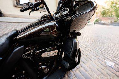 Varşova, Polonya - 2 Temmuz 2025: Polonya 'nın manzarası Varşova' daki kaldırım taşı caddesinde Harley-Davidson Road Glide motosikleti sergilendi
