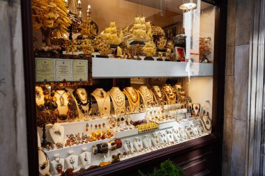 Varşova, Polonya - 02 Temmuz 2025: Polonya 'da bir butikte sergilenen mücevher ve kehribar eserleri