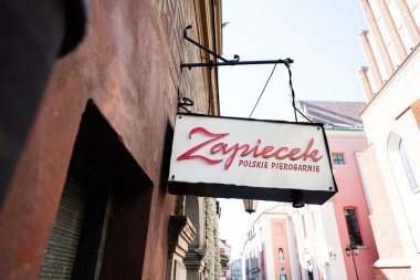 Varşova, Polonya - 02 Temmuz 2025: Varşova 'da geleneksel pieroji sunan bir Polonya restoranının sokak manzarası