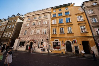 Varşova, Polonya - 2 Temmuz 2025: Polonya 'nın Varşova şehir merkezindeki tarihi binaların büyüleyici cepheleri