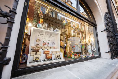 Varşova, Polonya - 2 Temmuz 2025: Büyüleyici mağaza vitrininde şehir merkezinde eşsiz müzik kutuları ve dekorasyonlar sergileniyor.