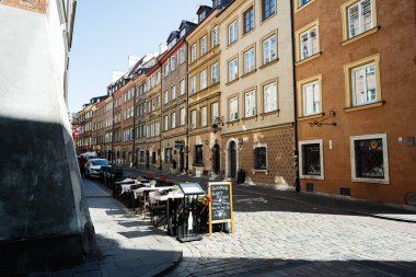 Varşova, Polonya - 2 Temmuz 2025: Varşova, Polonya 'da Piwna caddesi üzerinde tarihi mimari ve açık hava kafeleri bulunmaktadır..