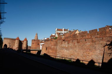 Varşova, Polonya - 02 Temmuz 2025: Varşova Barbican ve Polonya 'daki güzel bulutsuz mavi gökyüzünün altındaki tarihi surlar.
