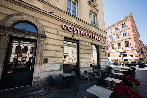 Varşova, Polonya - 02 Temmuz 2025: Polonya şehir merkezi Varşova 'daki Costa Coffee' nin dış görünüşü